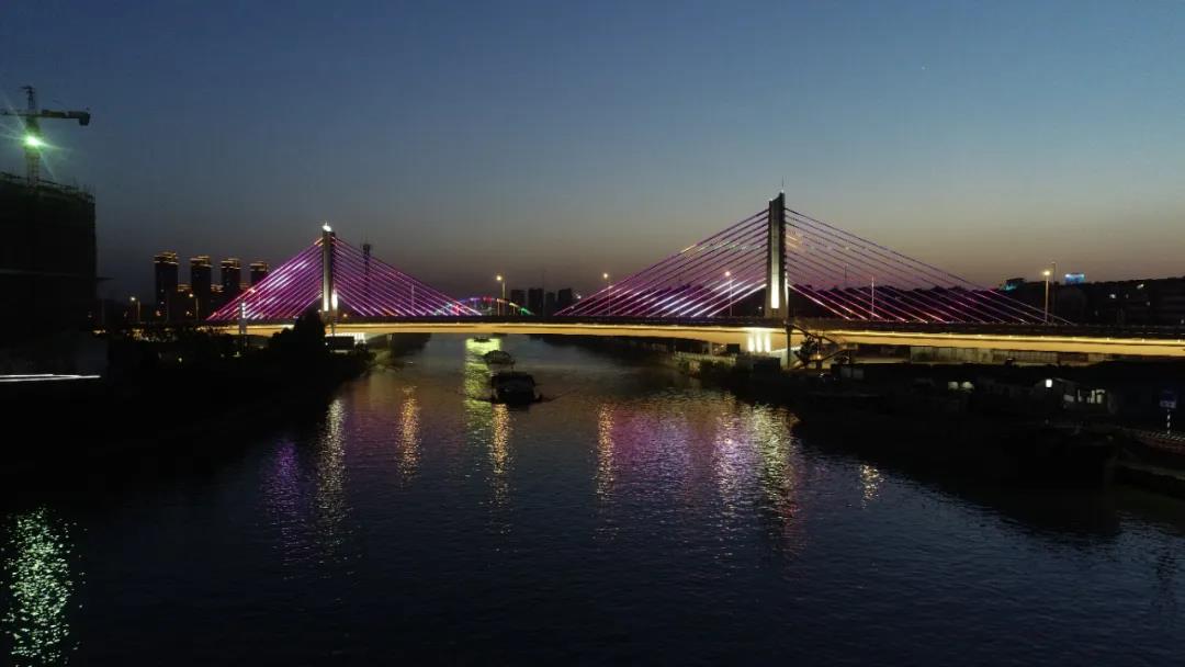 汽笛聲中白鷺飛，長(zhǎng)虹托起夜明珠——共賞東塘大橋夜景